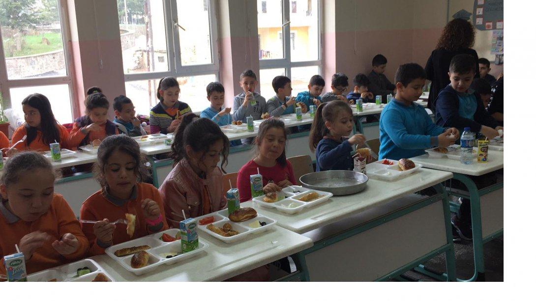 Beslenme Dostu Okul programı kapsamında sağlıklı kahvaltı faaliyeti 